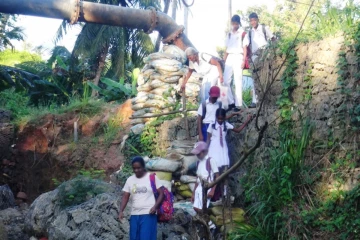 දඹුල්ලේ ජීවිත පන්සිය ගාණක් විශාල අවදානමක - ගම් තුනක් මහ විනාසයකට පෙර විසඳුමයි ඉල්ලයි[PHOTOS]