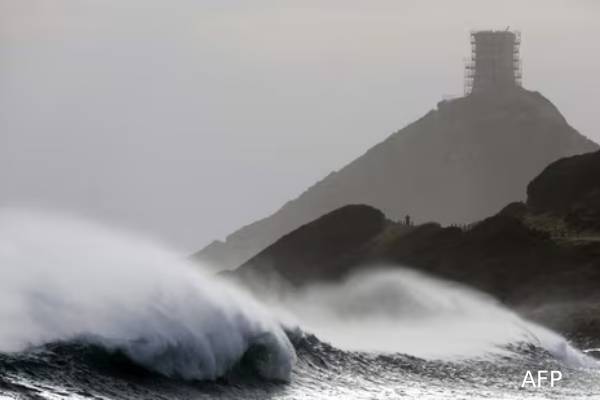 பிரான்சை தாக்கியுள்ள ஆக்ரோஷ புயல்: 450,000 வீடுகள் இருளில் மூழ்கின | Storm Nils Hits France 4Lakhs Homes Face Power Cut பிரான்சை தாக்கியுள்ள ஆக்ரோஷ புயல்: 450,000 வீடுகள் இருளில் மூழ்கின | Storm Nils Hits France 4Lakhs Homes Face Power Cut