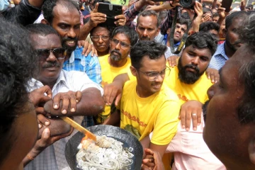 யாழில் தியாகி திலீபனின் நினைவிடத்தில் அநாகரிகமாக நடந்து கொண்ட சிலர் (Video)