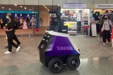 விதிகளை மீறினால் எச்சரிக்கை! பொது இடங்களில் சுற்றி திரியும் ரோபோக்கள்.. எங்கே தெரியுமா?