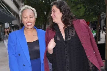 பிரித்தானிய பாடகிக்கு தன்பாலின ஈர்ப்பாளருடன் நிச்சயதார்த்தம்! வெளியிட்ட புகைப்படம்