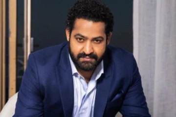 பிரபல ஹீரோவின் ரசிகர்கள் செயலால் பற்றி எறிந்த தியேட்டர்! பரபரப்பு சம்பவம்