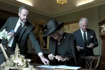 கையெழுத்திடும் போது கோபம் கொண்ட மன்னர்! (Video)