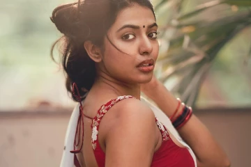 நடிகர் ராஜசேகரின் மகள் ஷிவானி ராஜசேகர் சேலையில் கிளாமர் போஸ்