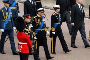 மக்கள் வெள்ளம் தன்னை மட்டும் பார்க்க வேண்டும்... ராணியார் இறுதி ஊர்வலத்தில் மன்னர் சார்லஸின் சுயநலம்