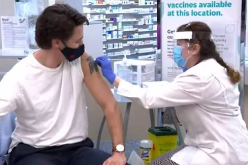 கொரோனா தடுப்பூசியை போட்டுக்கொண்டார் கனடா பிரதமர் ஜஸ்டின் ட்ரூடோ