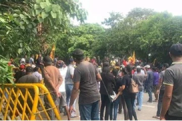 நாடாளுமன்றத்திற்கு அருகில் மோசமடையும் நிலைமை