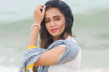 திருமணமாகி மகன் இருக்கும் போதும் இப்படியா!! கவர்ச்சி நடிகைகளுக்கு டஃப் கொடுக்கும் கொடுக்கும் vj அஞ்சனா