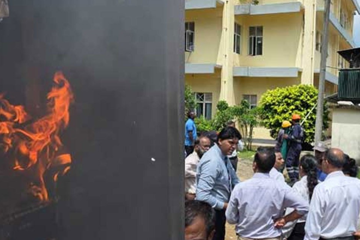 காலி வைத்தியசாலையில் பரபரப்பு; திடீரென பற்றி எரிந்த மின்மாற்றி! | Transformer Suddenly Catches Fire Galle Hospital காலி வைத்தியசாலையில் பரபரப்பு; திடீரென பற்றி எரிந்த மின்மாற்றி! | Transformer Suddenly Catches Fire Galle Hospital