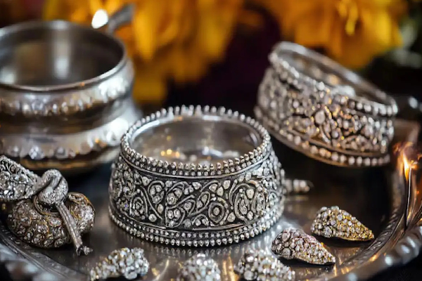 தங்கத்தை தூக்கி சாப்பிடும் வெள்ளி - லட்ச கணக்கில் லாபம் | How Silver Prices Created Wealth Rate Today