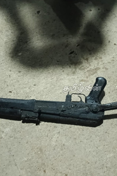 மட்டக்களப்பில் நிலத்தில் புதைக்கப்பட்டிருந்த நிலையில் ஆயுதங்கள் மீட்பு | Gun Bullets Recovered Buried In Batticaloa