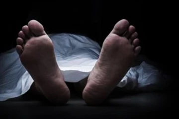 කාන්තාවක් විසින් පුද්ගලයෙකු මන්නා පිහියකින් කොටා ගිනි තබා ඝාතනය කරයි..