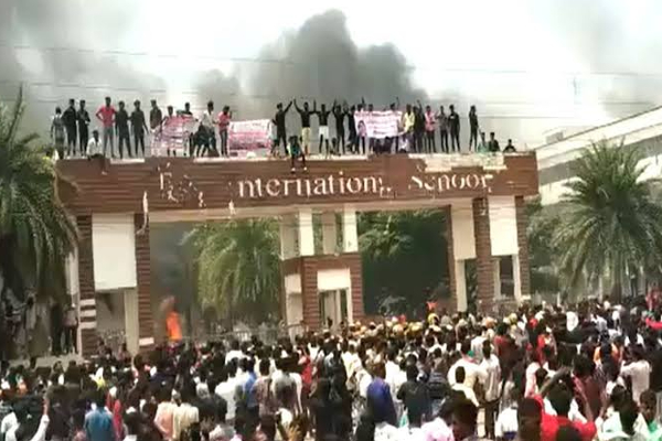 கள்ளக்குறிச்சி கலவர வழக்கில் கைது செய்யப்பட்ட 16 வயது சிறுவன் மத்திய சிறையில் அடைப்பு..! - தமிழ்நாடு