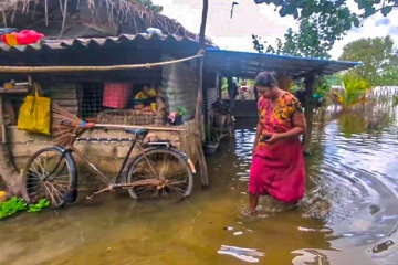 இரண்டு மாதங்களாக குளத்து நீரால் வீடுகளை விட்டு வெளியேறி வாழும் மக்கள்