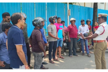 பைக்கில் பின்னால் ஹெல்மெட் அணியாதவருக்கும் அபராதம் - விழிப்புணர்வு ஏற்படுத்திய காவல் அதிகாரி!