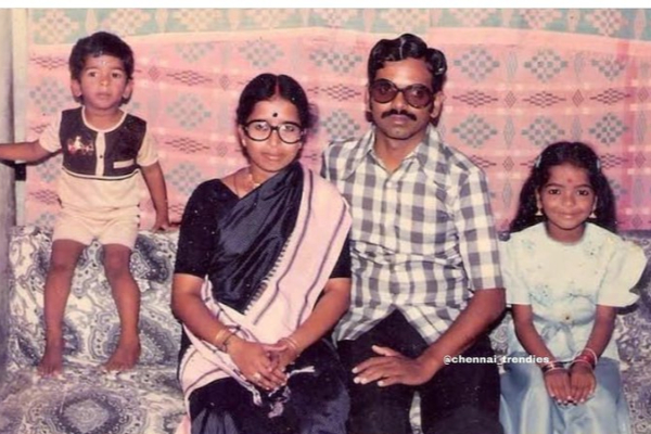இசையமைப்பாளர் சந்தோஷ் நாராயணனின் அம்மா மற்றும் அப்பாவை பார்த்துளீர்களா? பலரும் பார்த்திராத புகைப்படம் | Santhosh Narayanan Family Old Pic