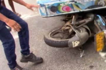 ලිස්සා ගිය යතුරු පැදිය බස් රථයක් යට හිරවීමෙන් සිදුවුණු බිහිසුණු අනතුර ..(VIDEO)