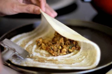 சுடச்சுட சிக்கன் தோசை... முட்டையை அடித்து ஊற்றி மொறு மொறு சுவையில் செய்வது எப்படி?