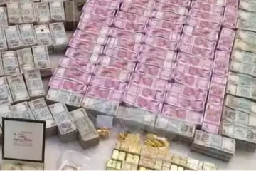 அரசு அலுவலகத்தில் சிக்கிய சூட்கேஸ் - கோடிக்கணக்கிலான பணம், நகை பதுக்கல்!