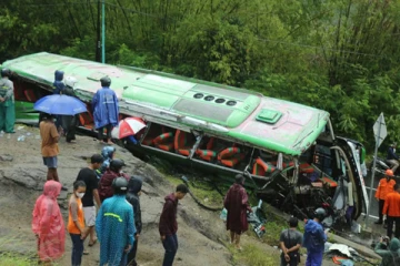 இந்தோனேசியாவில் பேருந்து விபத்து : மாணவர்கள் உட்பட 11பேர் பலி