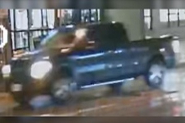 கனடாவில் சாரதியொருவரின் மோசமான செயல் | 59 Year Old Pedestrian Dies In Hospital