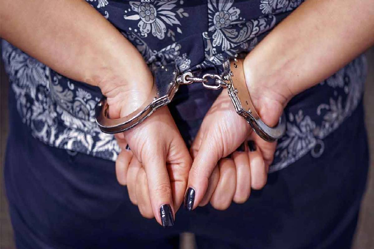 சட்டவிரோத சிகரெட்டுகளுடன் கட்டுநாயக்கவில் இரு சீனப்பெண்கள் கைது | Arrested With Counterfeit Cigarettes Worth 77 Lakh
