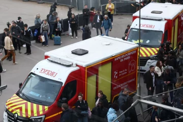 பிரான்ஸ் பாரிஸில் கத்தியுடன் மிரட்டிய நபர் மீது பொலிஸார் துப்பாக்கிச் சூடு