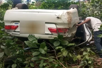 100 அடி பள்ளத்தில் கவிழ்ந்த கார்; சாரதியின் உறக்கத்தால் விபரீதம்