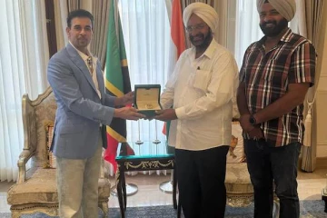 பில்டிங் கான்ட்ராக்டருக்கு ரூ.1 கோடி மதிப்புள்ள ரோலக்ஸ் வாட்சை பரிசளித்த தொழிலதிபர்