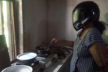 இலங்கையில் அபாய பகுதியாக மாறும் சமையலறை - ஹெல்மட்டுடன் களமிறங்கும் பெண்கள்