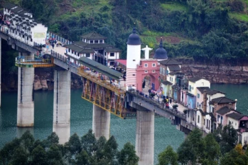 பாலத்தின் மீது கட்டப்பட்ட கலர்ஃபுல் கிராமம்; வெளியான பின்னணி!