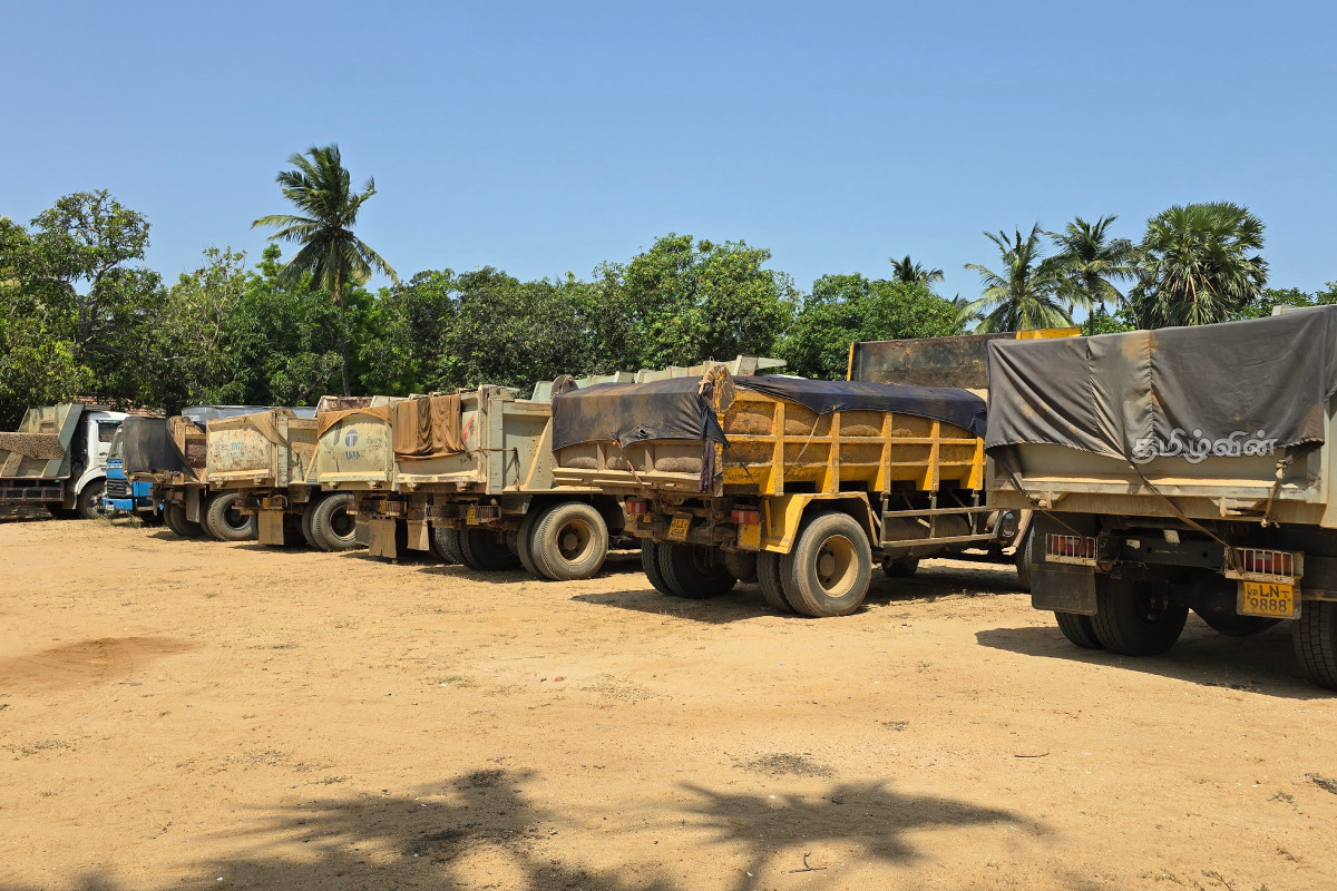 சட்டவிரோத மண் அகழ்வு : 12 சாரதிகள் கைது - 12 வாகனங்கள் பறிமுதல் | Illegal Soil Excavation 12 Drivers Arrested சட்டவிரோத மண் அகழ்வு : 12 சாரதிகள் கைது - 12 வாகனங்கள் பறிமுதல் | Illegal Soil Excavation 12 Drivers Arrested