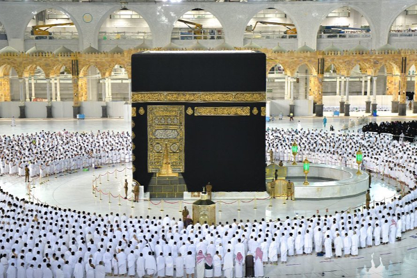 இஸ்லாமியர்களின் புனித தலமான மக்காவில் சமூக இடைவெளியின்றி தொழுகை நடத்த அனுமதி | Haram Sharif Saudi Arabia Relaxation Covid Rule