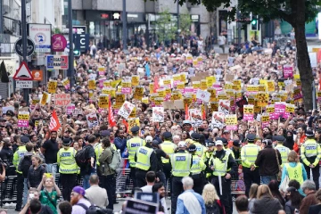 புலம்பெயர்ந்தோருக்கு ஆதரவாக ஒன்று திரண்ட பிரித்தானிய மக்கள்: மனம் நெகிழ்ந்த மன்னர் சார்லஸ்