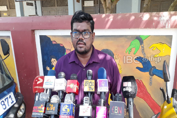 அதிபரை இடமாற்றக்கோரி மாணவர்கள் பிரதான வாயிற் கதவை பூட்டி ஆர்ப்பாட்டம் | Students Protest Demanding The Transfer Principal