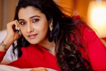 அந்த ஆடை மட்டும் அணிந்து ஜிம் மாஸ்டருடன் ஒர்க்அவுட் செய்த பிரியா பவானி.. இதோ புகைப்படம்