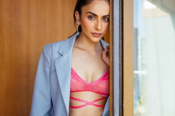 நடிகை ராகுல் ப்ரீத் வேற லெவல் கவர்ச்சி போட்டோஷூட்