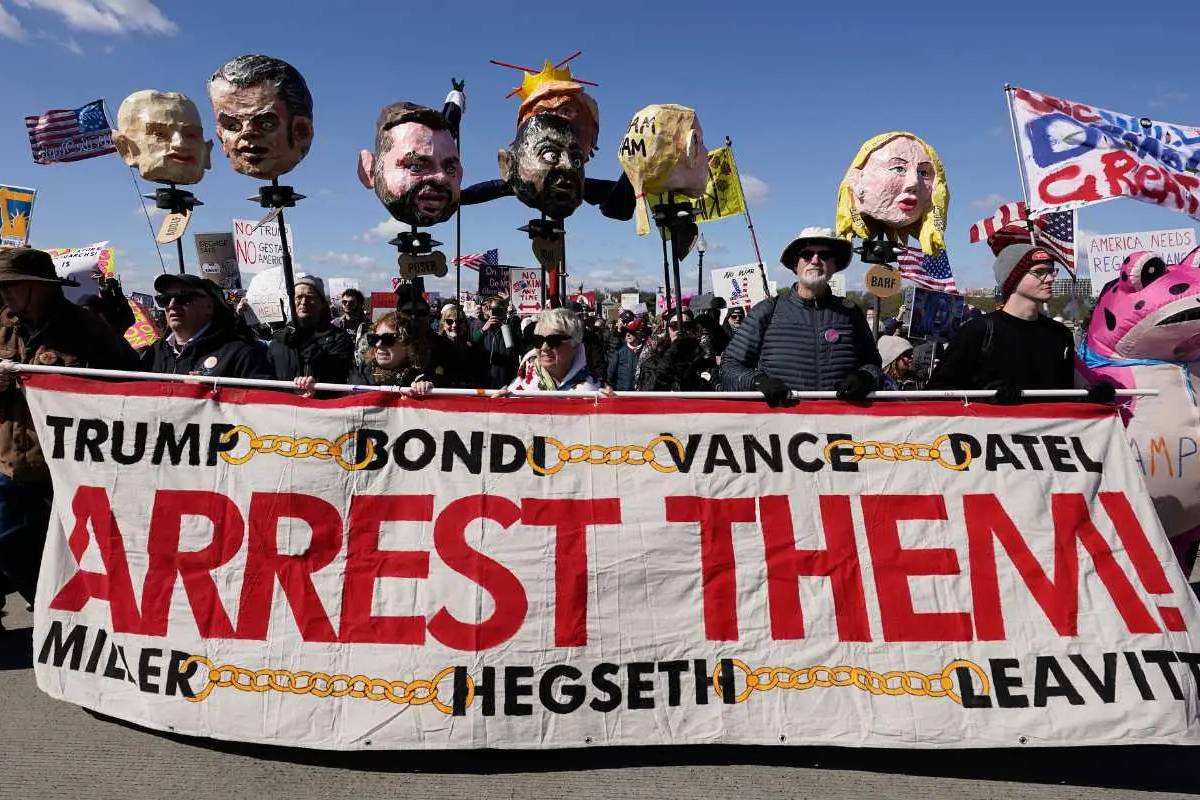 Put down the crown, clown: அமெரிக்காவை உலுக்கும் NO Kings போராட்டம் | Millions On Streets For No Kings Protests In Us