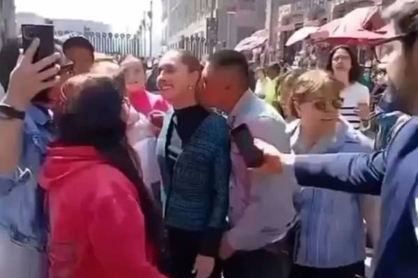 பெண் ஜனாதிபதியிடம் அரசியல் கூட்டத்தில் அத்துமீறிய நபரால் அதிர்ச்சி | Drunk Man Tries To Kiss Mexico President Claudia பெண் ஜனாதிபதியிடம் அரசியல் கூட்டத்தில் அத்துமீறிய நபரால் அதிர்ச்சி | Drunk Man Tries To Kiss Mexico President Claudia