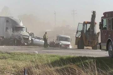 அமெரிக்காவில் புழுதி புயலில் சிக்கி 100 வாகனங்கள் ஒன்றுடன் ஒன்று மோதி விபத்து! 6 பேர் பலி