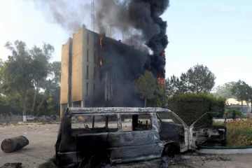 ලෝකප්‍රසිද්ධ අගමැතිවරයෙකුගේ නිවසට බොම්බ ප්‍රහාරයක්..වාහන වලටත් ගිණිතබයි..