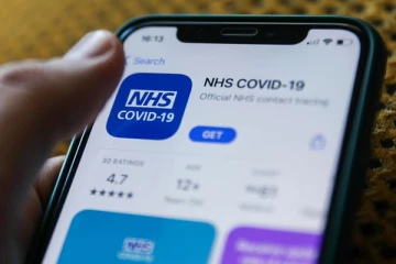 பிரித்தானியாவில் NHS கொரோனா செயலிகளை நீக்கும் மருத்துவர்கள்: வெளியான காரணம்