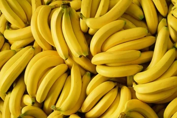 இரவில் வாழைப்பழம் சாப்பிட்டால் ஆபத்தா?  யாரெல்லாம் சாப்பிடக் கூடாது?