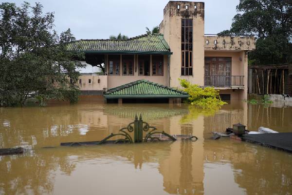 பெருவெள்ளத்தில் தத்தளிக்கும் ஆசிய நாடொன்று... 300 கடந்த இறப்பு எண்ணிக்கை | Indonesia Flood Death Toll Climbs