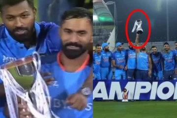 வெற்றிக் கோப்பையை தினேஷ் கார்த்திக்கிடம் கொடுத்த ரோகித்! கெத்தாக தூக்கி காட்டி கொண்டாடிய வீடியோ