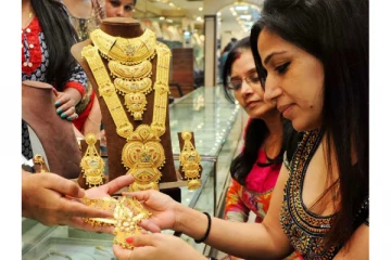 திடீரென குறைந்த தங்கம் விலை - மகிழ்ச்சியில் இல்லத்தரசிகள்..!