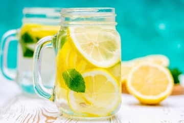 சூடான நீரில் எலுமிச்சை சாறு சேர்த்து குடிப்பதால் உடல் எடை குறையுமா?