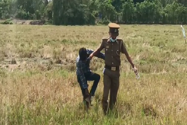 ஓட்டம் காட்டிய கைதியை தட்டித்தூக்கிய பொலிஸார்! | The Police Knocked Down The Prisoner Who Ran