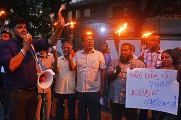 கொழும்பில் திடீரென தீப்பந்தத்துடன் வெடித்த ஆர்ப்பாட்டம்!