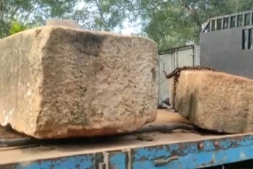 මන්ත්‍රී පුරාවිද්‍යා භූමියකින් ගල් කණු ගලවා පටවාගෙන යද්දි මාට්ටු වුණ හැටි මෙන්න..